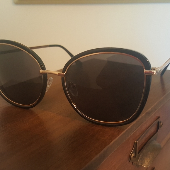 Buggie Sunnies - Picture 2 of 3